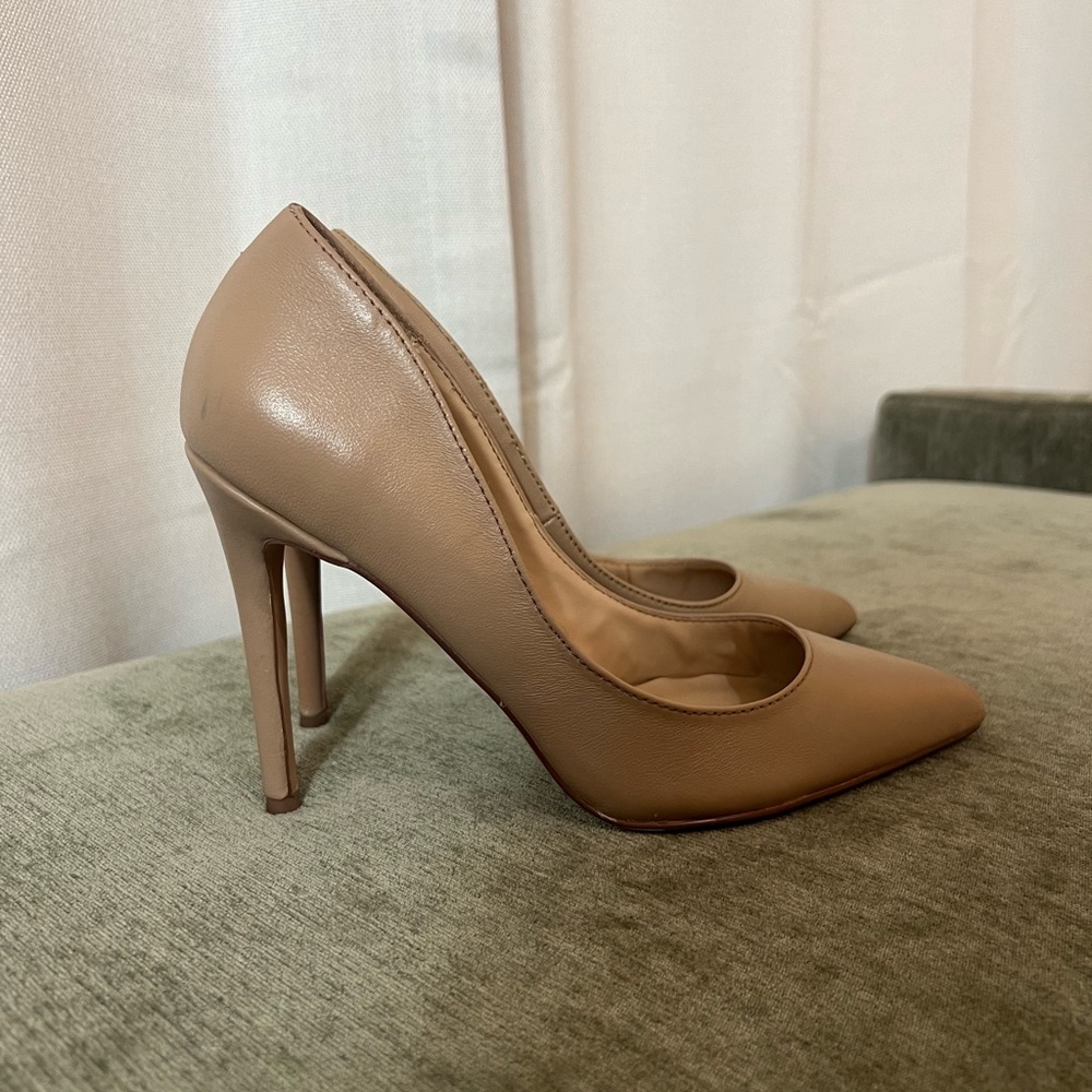 Steve Madden nude pointed toe pumps. Size 7.5